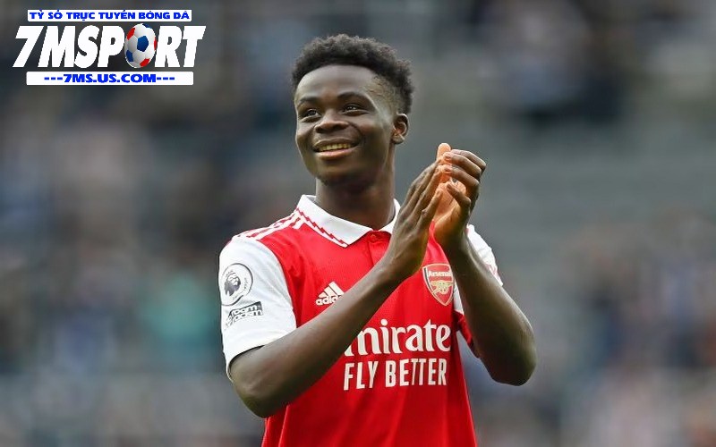Bukayo Saka tỏa sáng bằng khả năng chơi ở nhiều vị trí trên sân